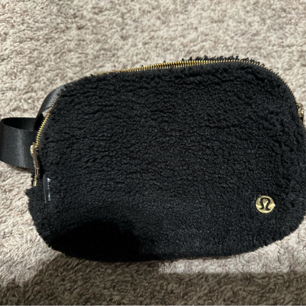 Lulu 2L fleece belt bag